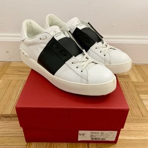 VALENTINO OPEN SNEAKER W/ BLACK STRIPE (38)
